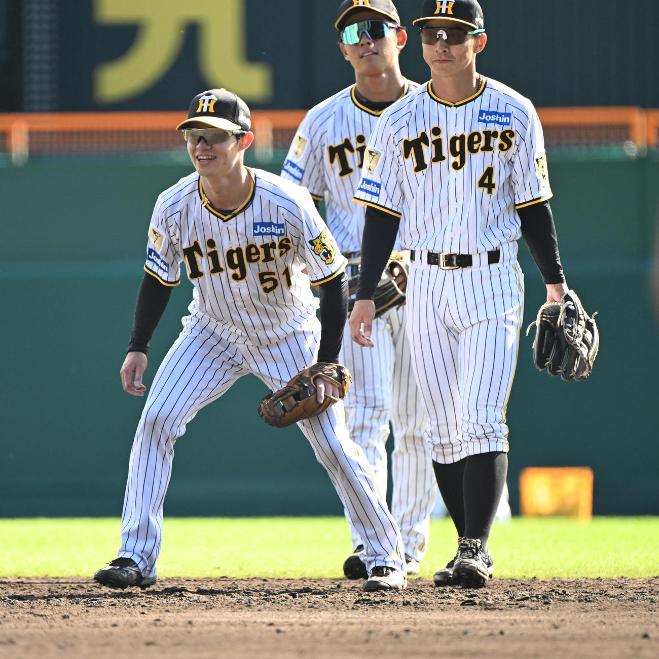 笑顔で守備練習に取り組む阪神中野（撮影・和賀正仁）