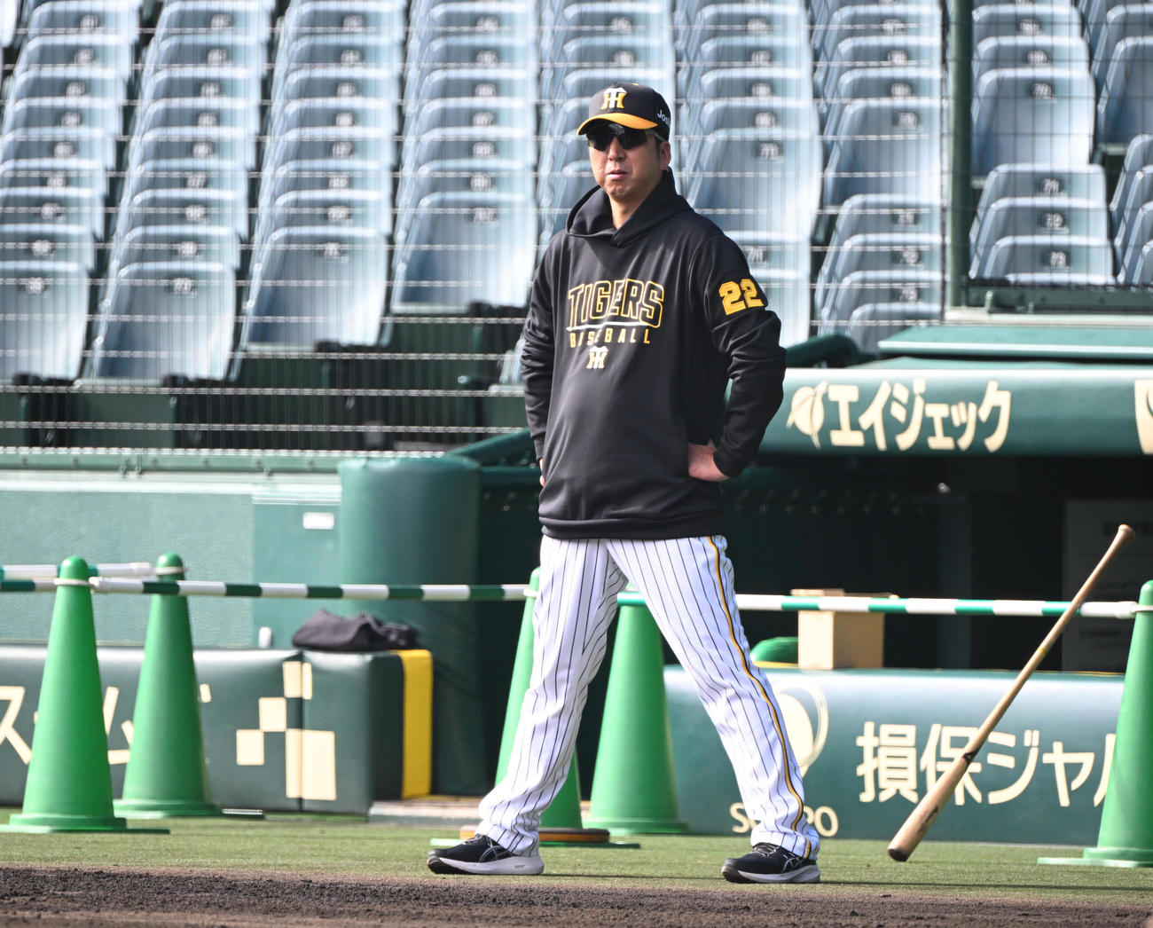 ベンチ前で仁王立ちとなり練習を見る阪神藤川監督（撮影・和賀正仁）