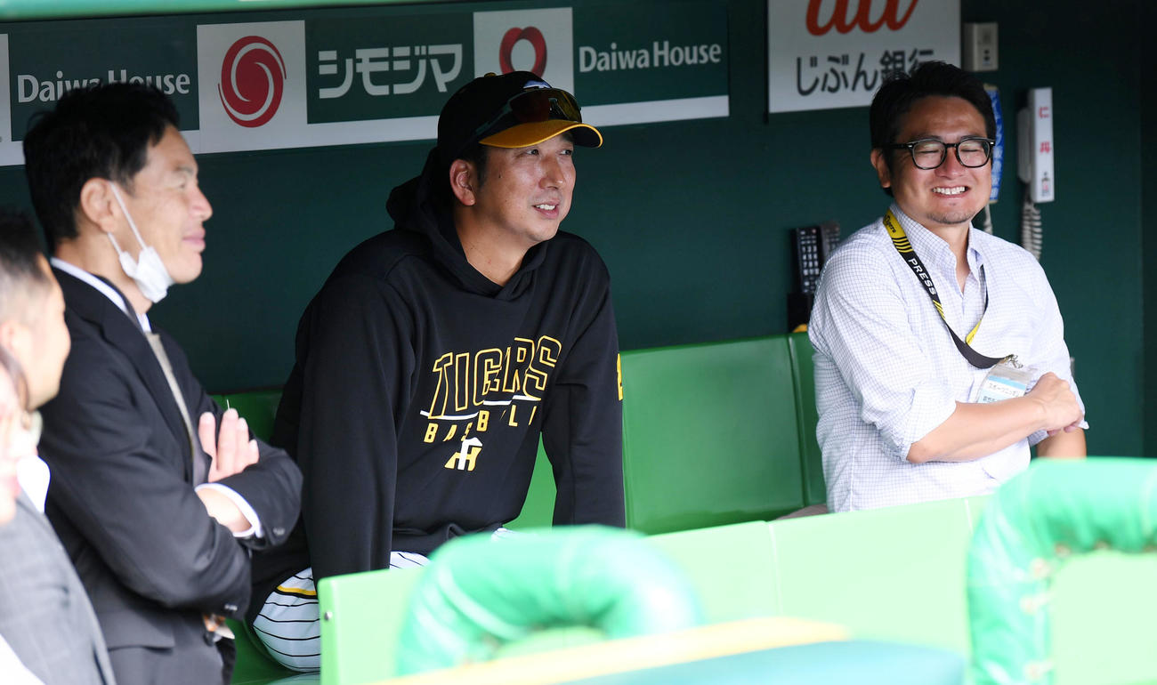 ベンチから練習を見る藤川監督（撮影・前岡正明）