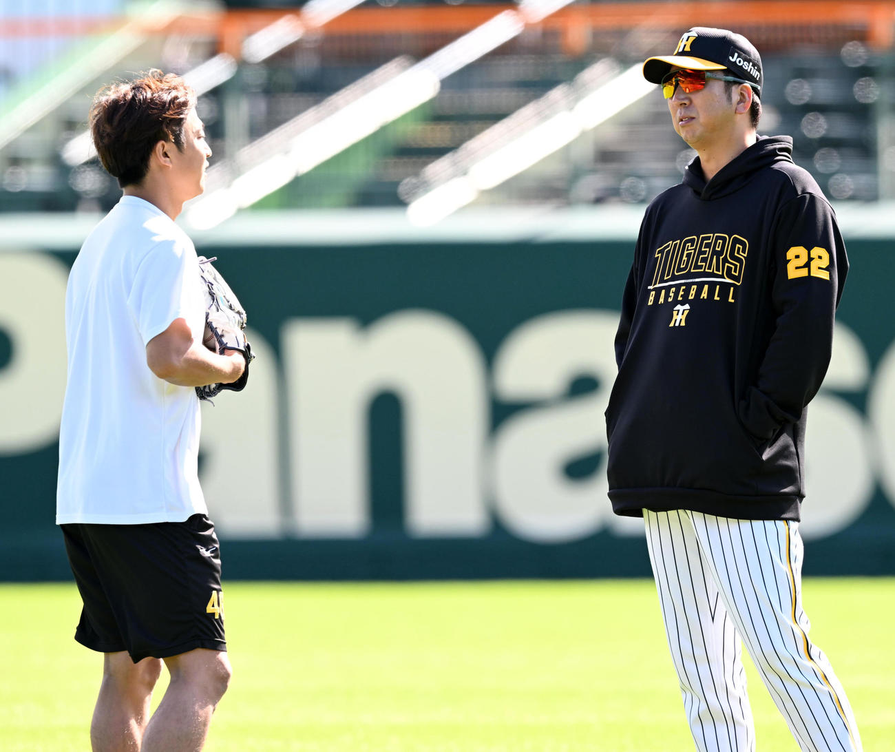 島本浩也（左）と話す藤川監督（撮影・前岡正明）