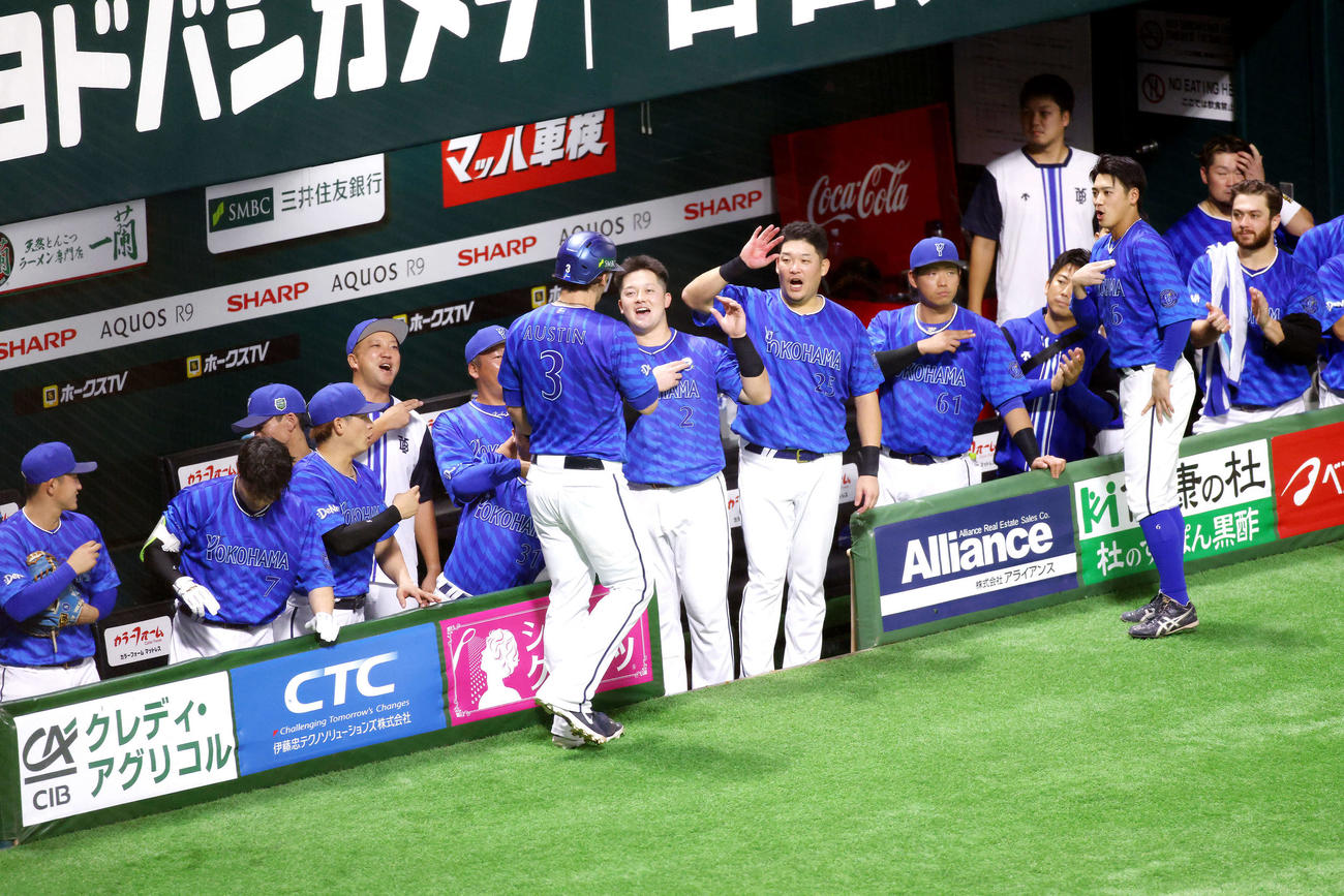 ソフトバンク対DeNA　4回表DeNA1死、右越え先制ソロ本塁打を放ったオースティン（中央左）を牧（中央）筒香ら迎えるチームメートたち（撮影・河田真司）