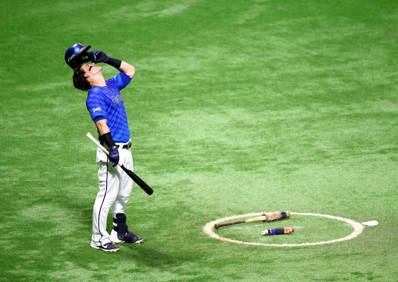ソフトバンク対DeNA　6回表DeNA1死一塁、打席を待つオースティン（撮影・河田真司）