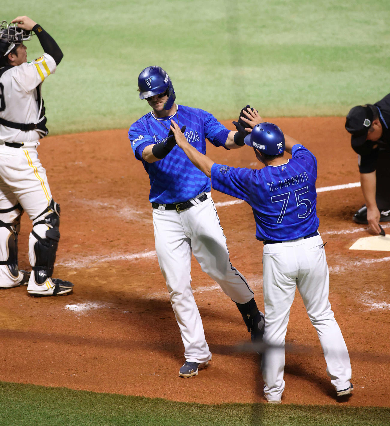 DeNA対ソフトバンク　4回表DeNA1死、右越え先制ソロで生還するオースティン（撮影・河田真司）