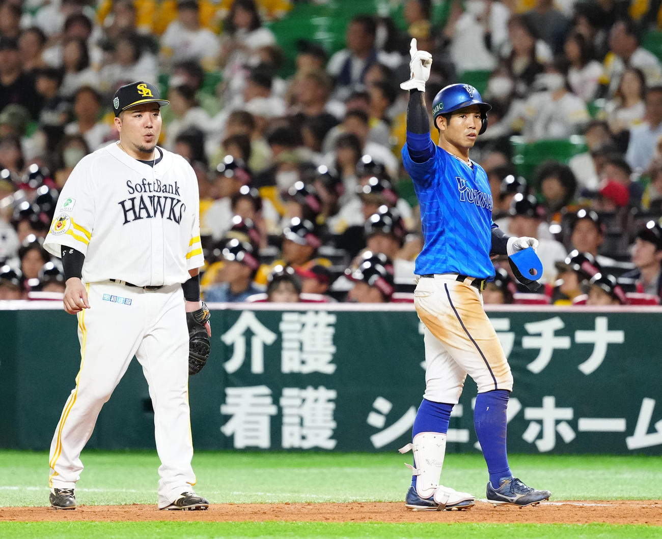 ソフトバンク対DeNA 9回表DeNA1死、中前打を放った桑原（右）。左は一塁手山川（撮影・江口和貴）