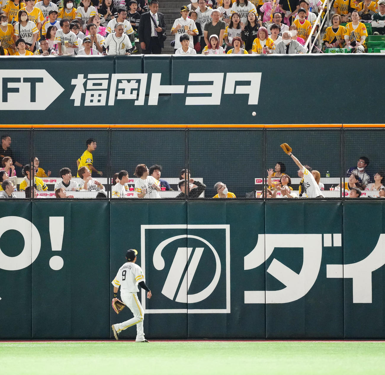 ソフトバンク対DeNA 4回表DeNA1死、右翼席に着弾するオースティンが放った先制ソロ本塁打の打球（撮影・江口和貴）