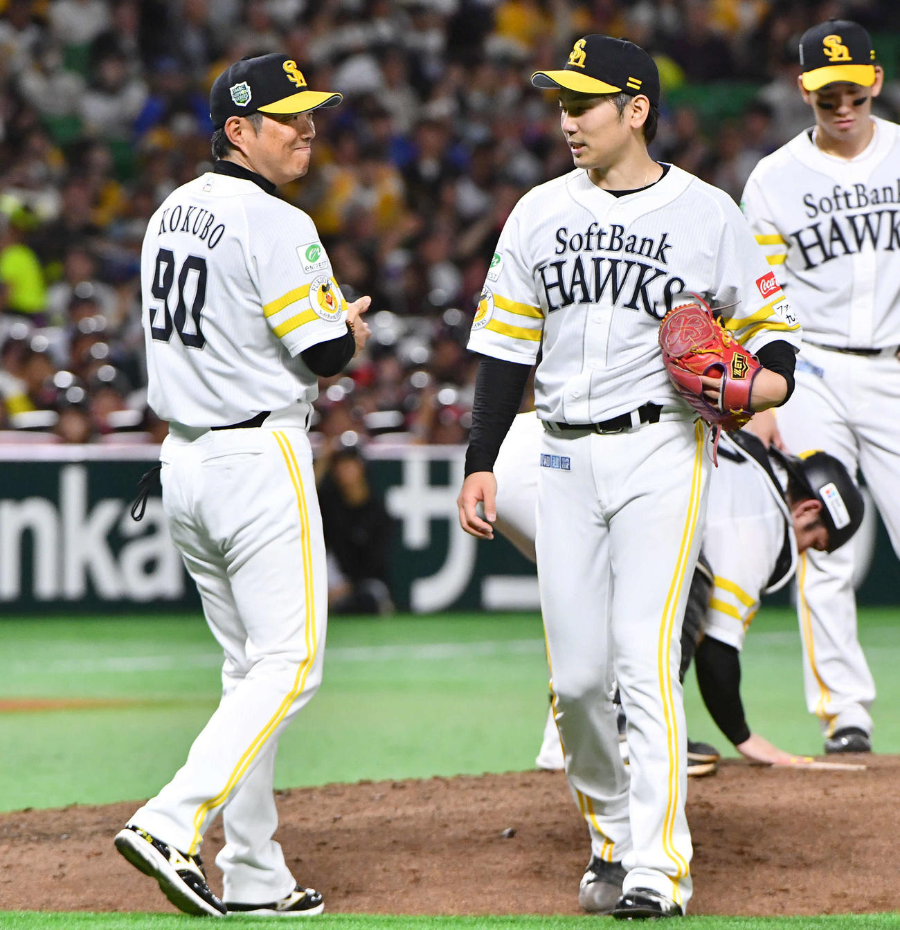 ソフトバンク対DeNA 6回表DeNA2死一塁、降板となった石川（右）は、小久保監督に声を掛けられベンチへ戻る（撮影・岩下翔太）