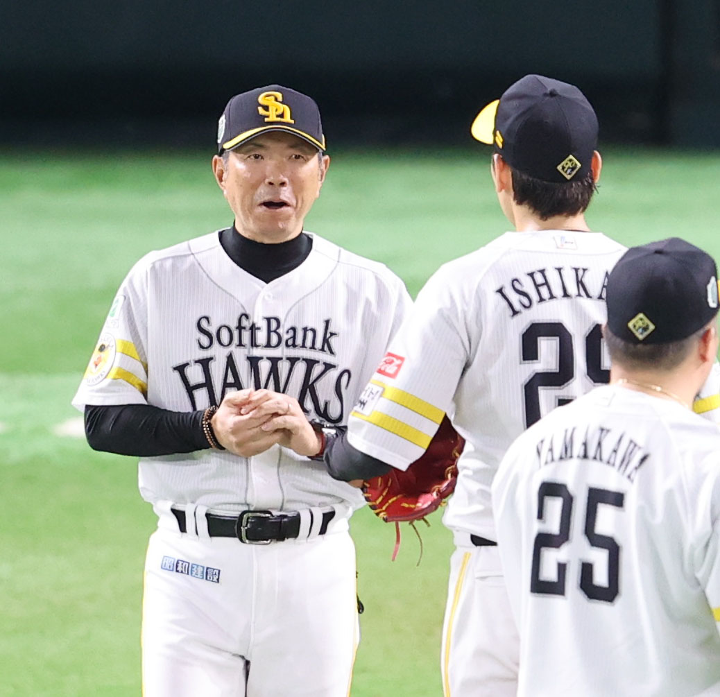 ソフトバンク対DeNA 6回途中に石川は交代、声をかける小久保監督（撮影・梅根麻紀）