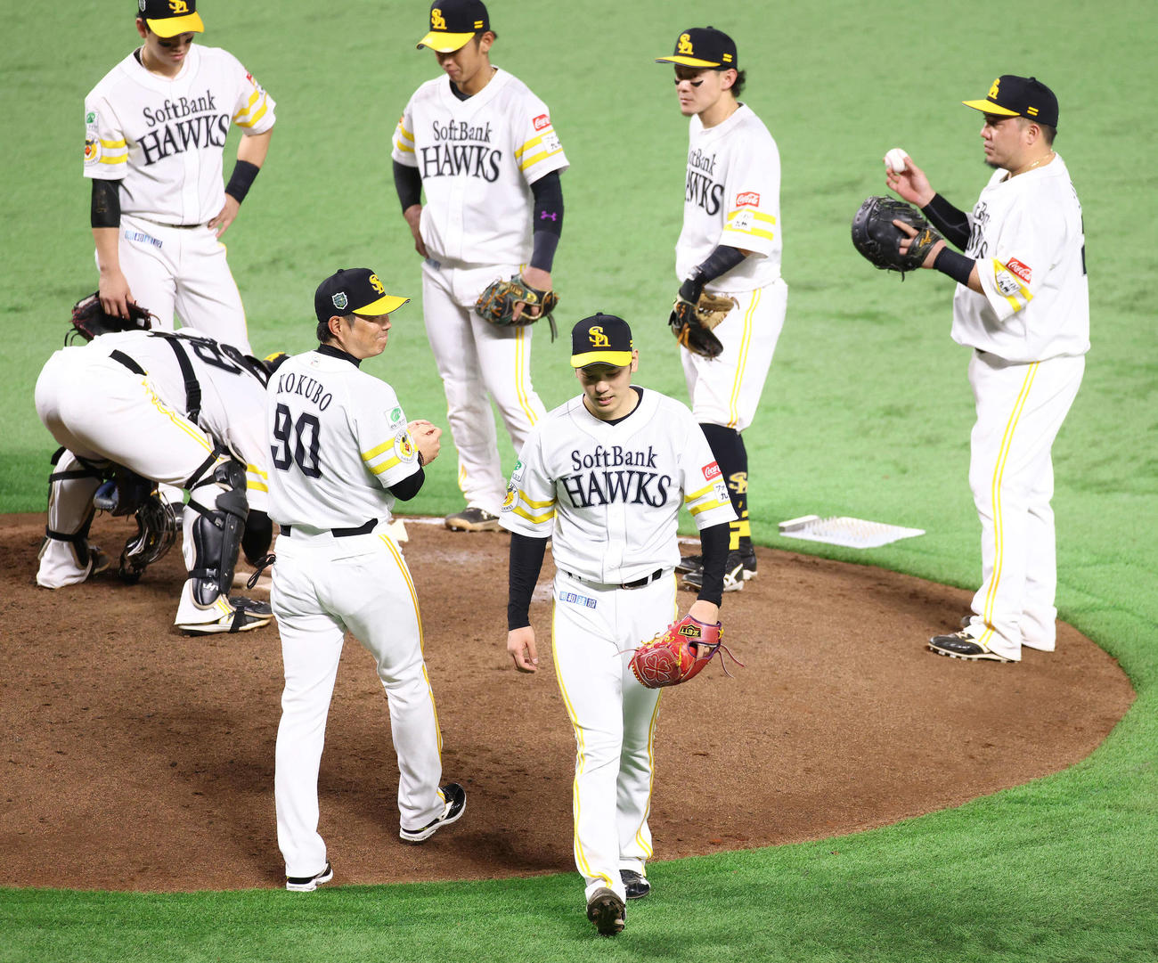 DeNA対ソフトバンク　6回表DeNA2死一塁、降板する石川（中央）。手前左は小久保監督（撮影・河田真司）