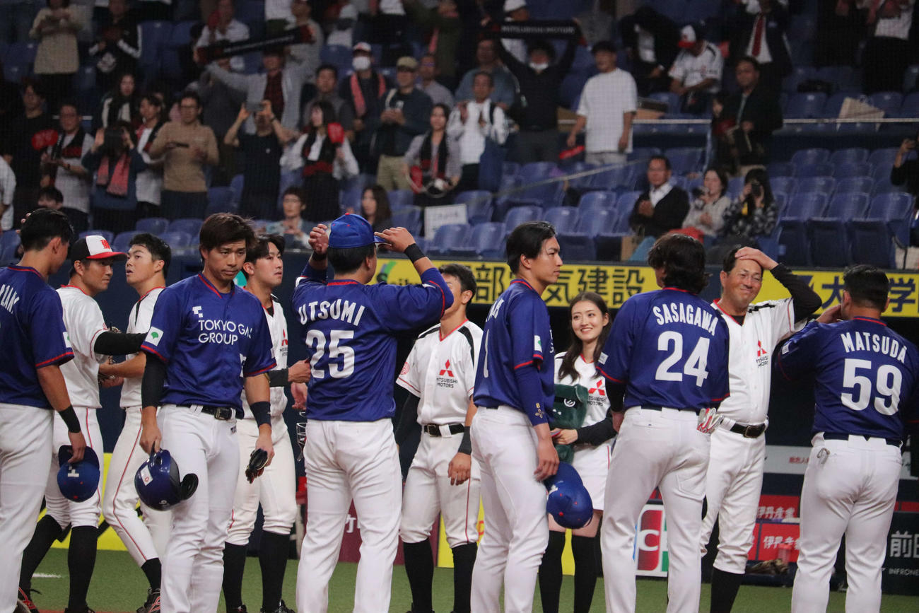東京ガス対三菱自動車岡崎　試合に勝利し、整列時に笑みを浮かべる三菱自動車岡崎の梶山監督（撮影・中島麗）