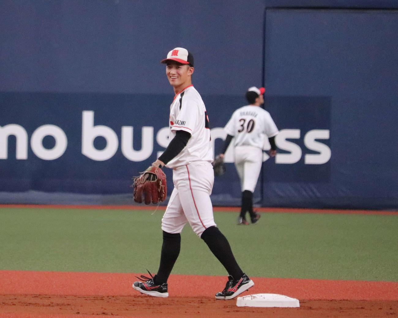 東京ガス対三菱自動車岡崎　阪神中野の大学・社会人の後輩で同じく遊撃の守備につく、三菱自動車岡崎の斎藤（撮影・中島麗）