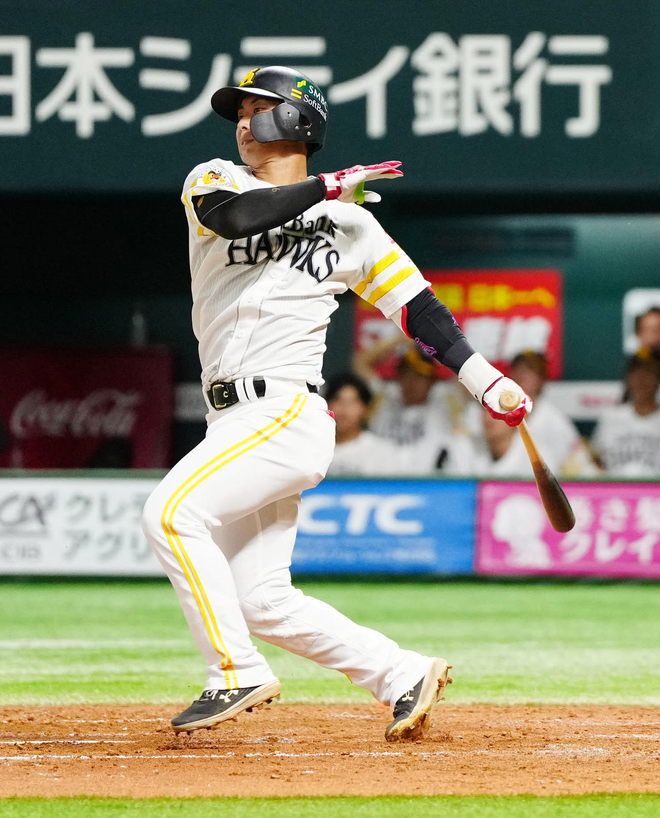 ソフトバンク対DeNA 5回裏ソフトバンク1死、二塁打を放つ今宮（撮影・江口和貴）