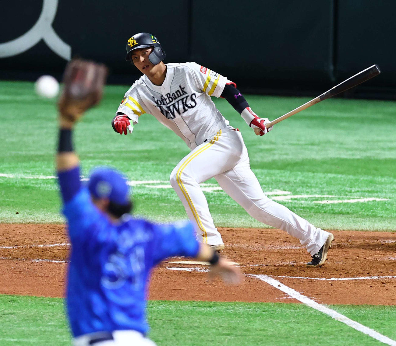 ソフトバンク対DeNA 5回裏ソフトバンク1死、今宮は左翼線へ二塁打を放つ（撮影・上田博志）