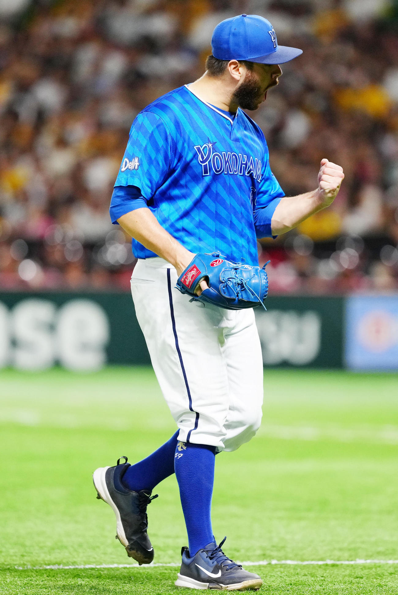 ソフトバンク対DeNA 6回裏ソフトバンク2死二、三塁、山川を中飛に仕留めガッツポーズを見せるケイ（撮影・江口和貴）
