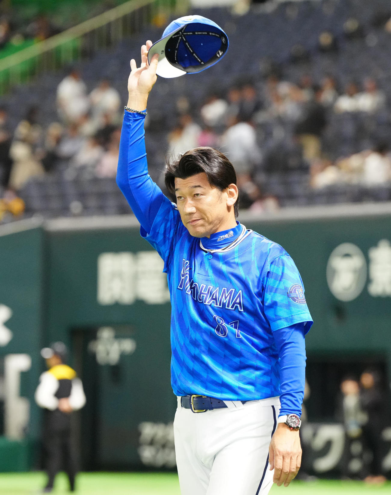 ソフトバンク対DeNA　試合後、ファンにあいさつするDeNA三浦監督（撮影・江口和貴）