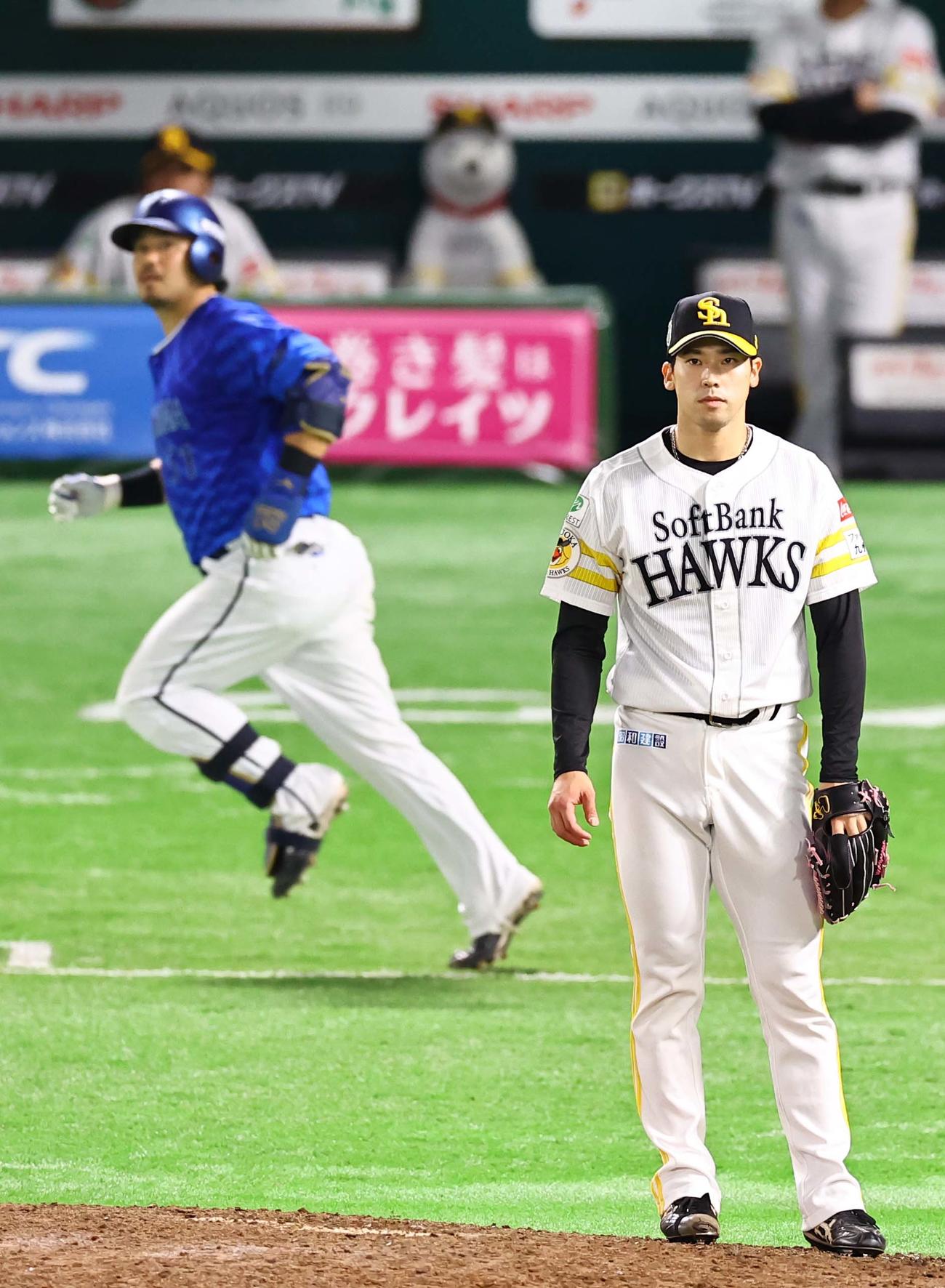 ソフトバンク対DeNA 7回表DeNA無死、尾形（右）は宮崎に左越え本塁打を浴びる（撮影・上田博志）