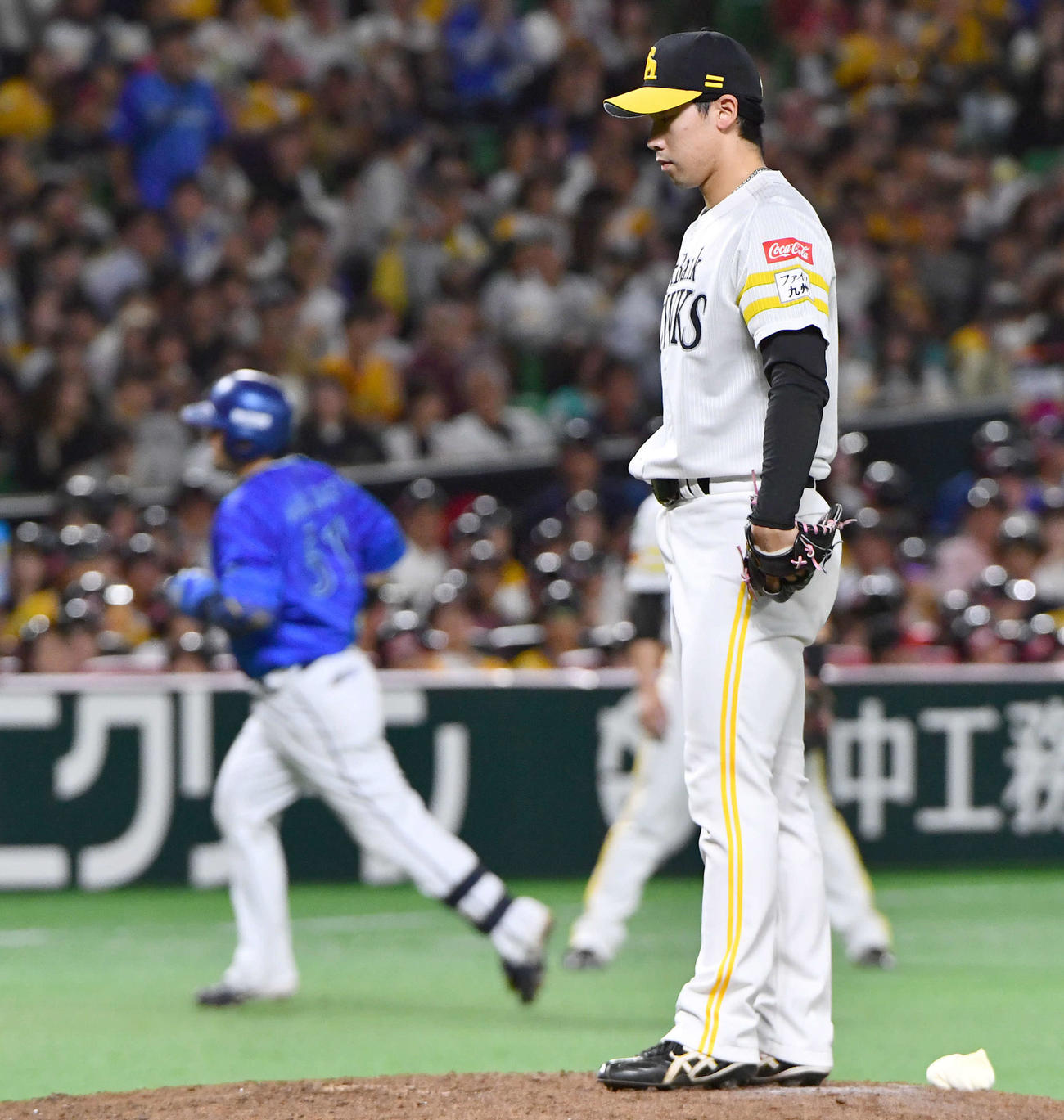 ソフトバンク対DeNA 7回表DeNA無死、宮崎（左）に左越え本塁打を打たれ、厳しい表情を見せる尾形（撮影・岩下翔太）