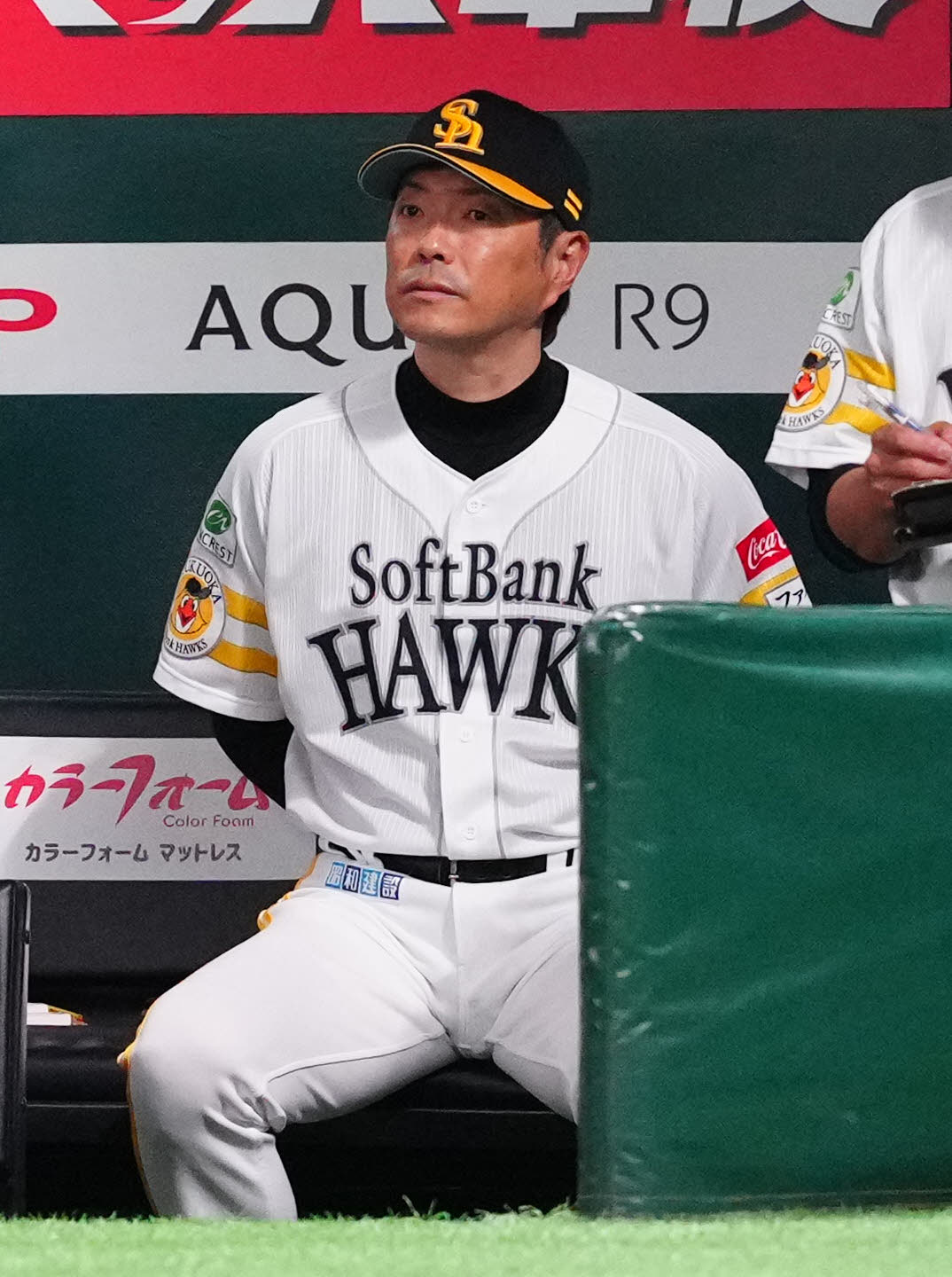 ソフトバンク対DeNA 7回表DeNA1死満塁、岩井俊介が桑原将志に2点適時二塁打を浴び、ベンチで厳しい表情の小久保監督（撮影・江口和貴）