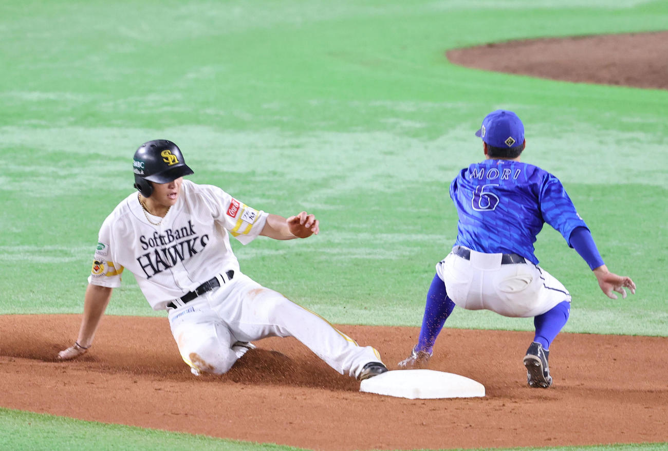 ソフトバンク対DeNA 6回裏ソフトバンク1死一塁、打者・周東のとき一塁走者の笹川は二盗成功（撮影・梅根麻紀）