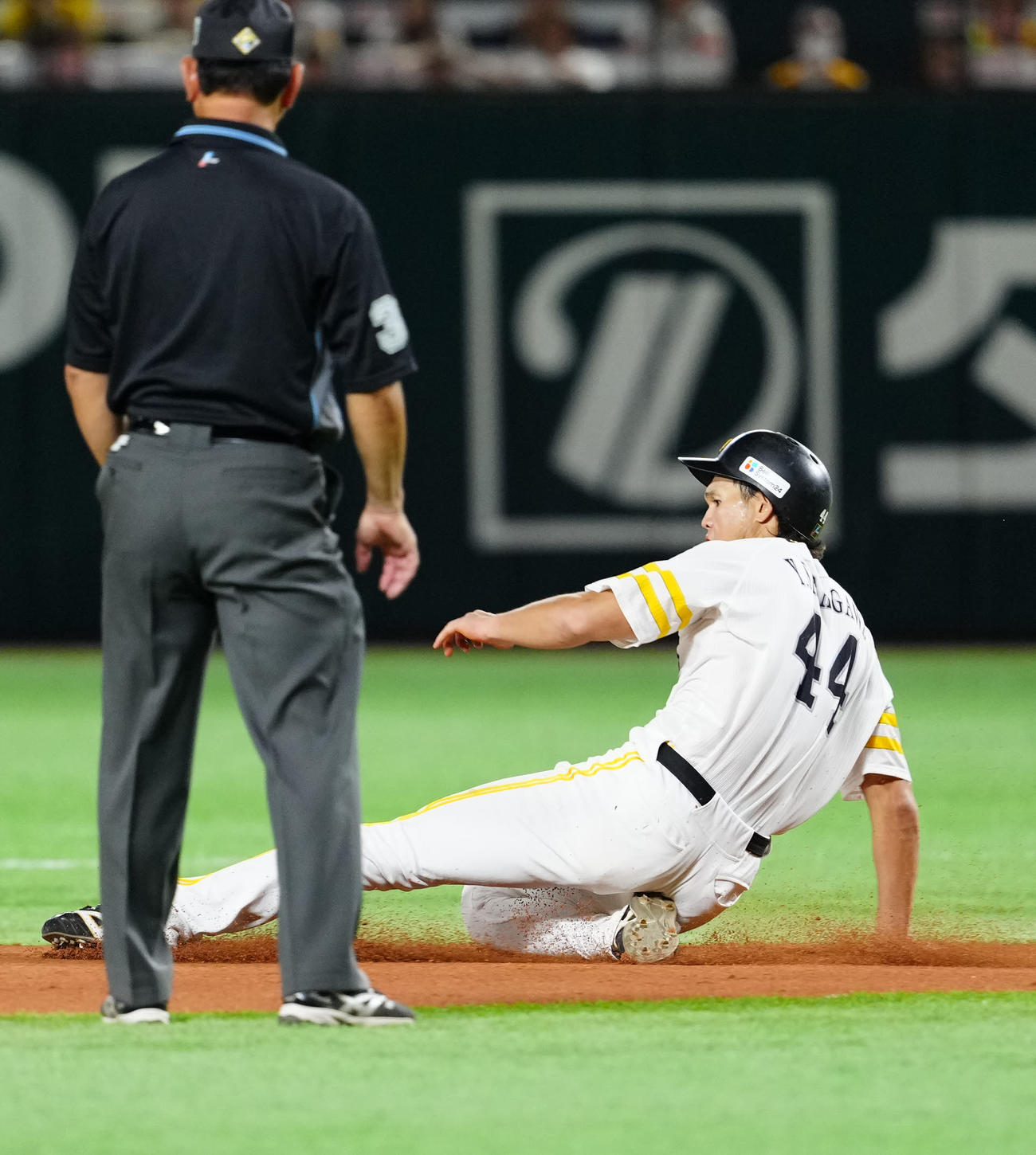 ソフトバンク対DeNA 6回裏ソフトバンク1死一塁、二塁盗塁を決める笹川（撮影・江口和貴）