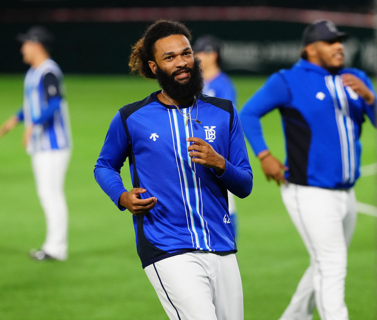 ソフトバンク対DeNA　試合前練習でウオーミングアップを行うDeNAジャクソン（撮影・江口和貴）