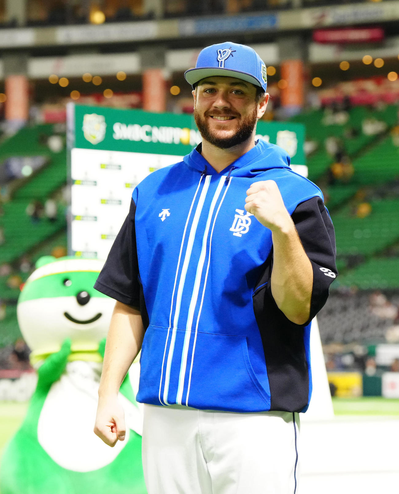 ソフトバンク対DeNA　試合後、写真に納まるDeNAケイ（撮影・江口和貴）