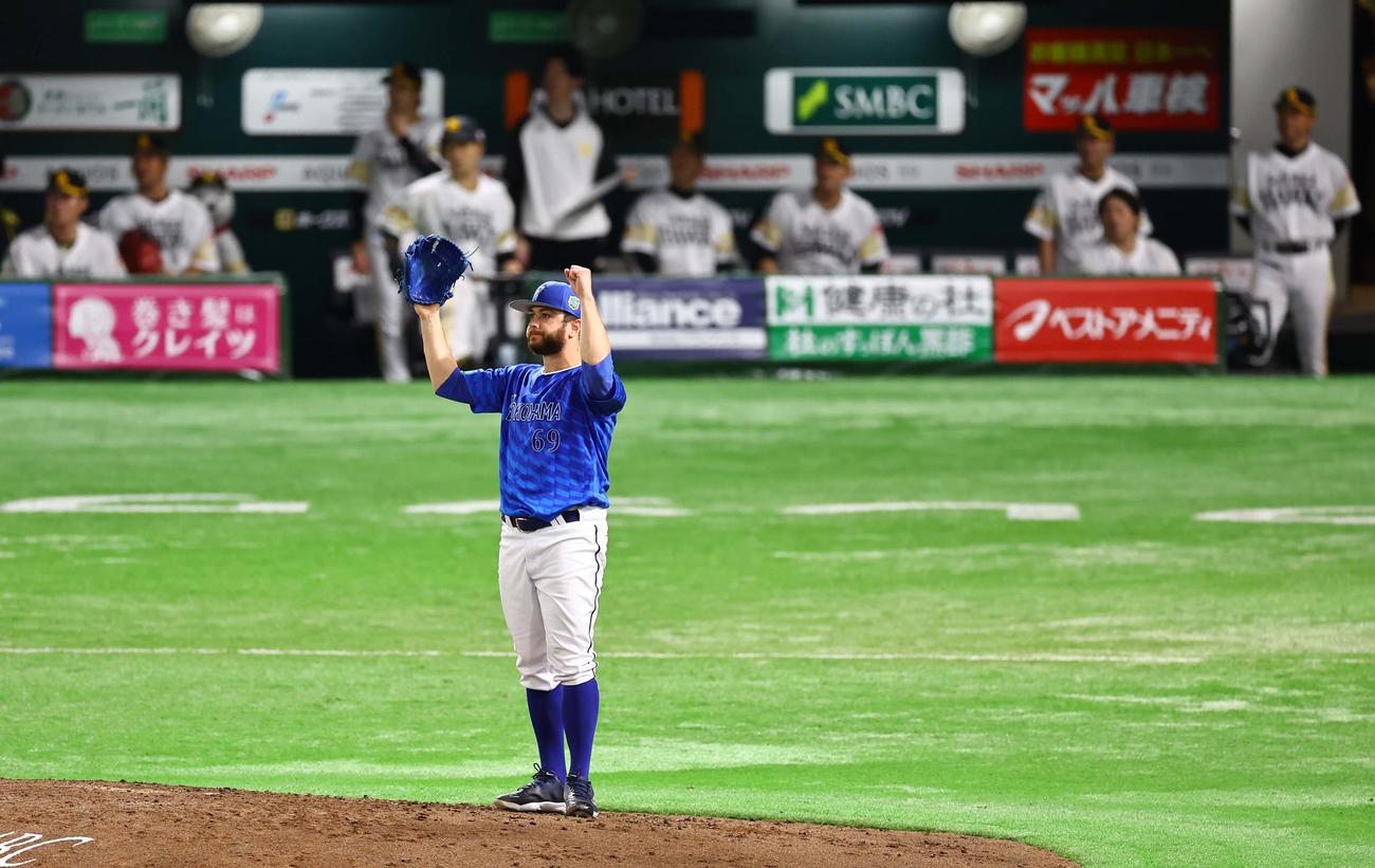 ソフトバンク対DeNA　4回裏ソフトバンク1死一塁、栗原を二直に打ち取りガッツポーズをするケイ（撮影・上田博志）