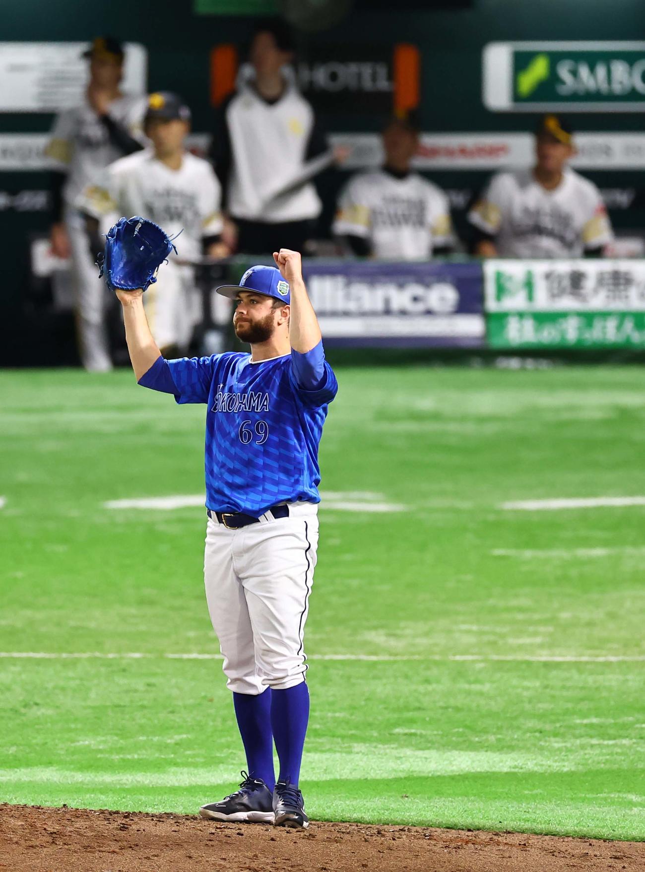 ソフトバンク対DeNA　4回裏ソフトバンク1死一塁、栗原を二直に打ち取りガッツポーズをするケイ（撮影・上田博志）