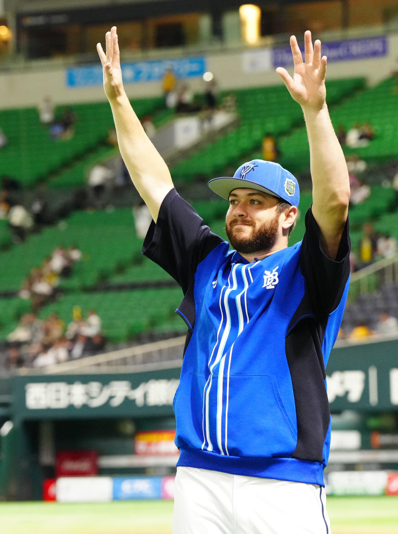 ソフトバンク対DeNA　試合後、ファンの声援に応えるDeNAケイ（撮影・江口和貴）