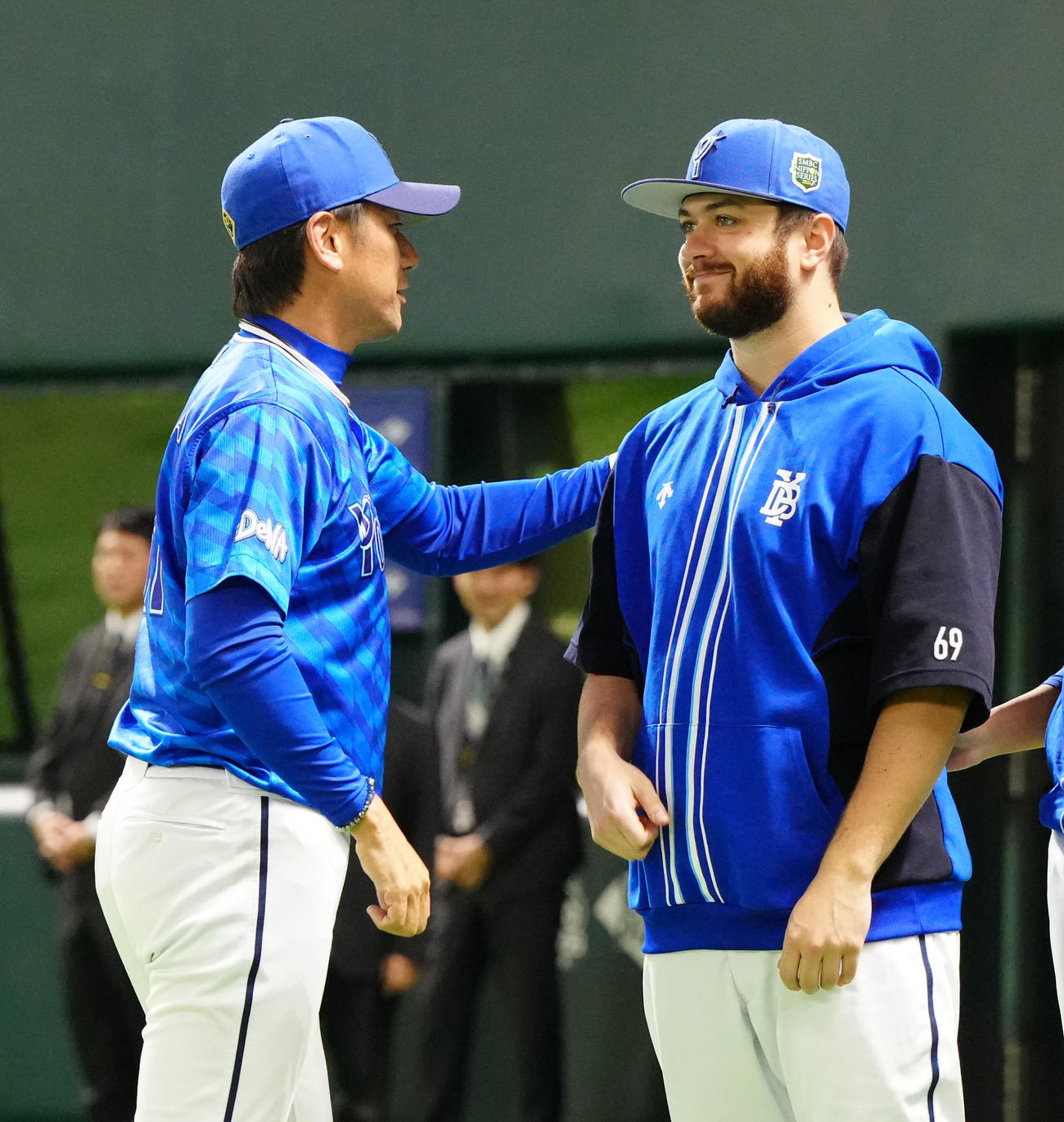 ソフトバンク対DeNA　試合後、DeNA三浦監督（左）からねぎらいを受けるケイ（撮影・江口和貴）