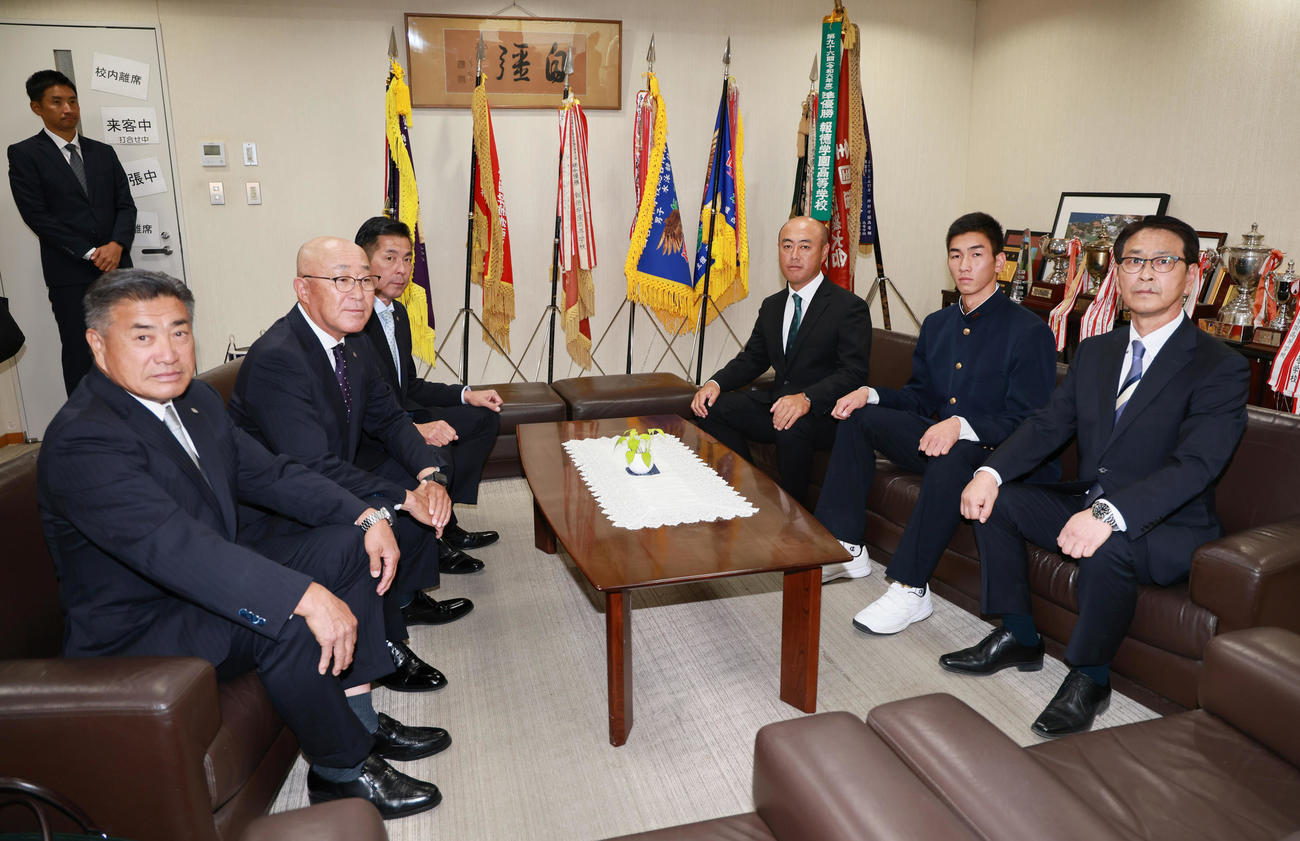 阪神から指名あいさつを受けた報徳学園・今朝丸（右から2人目）、右手前から阪神熊野スカウト、畑山統括スカウト、宮脇編成ディレクター、右手前から報徳学園の川口学校長、1人おいて大角監督（撮影・清水貴仁）