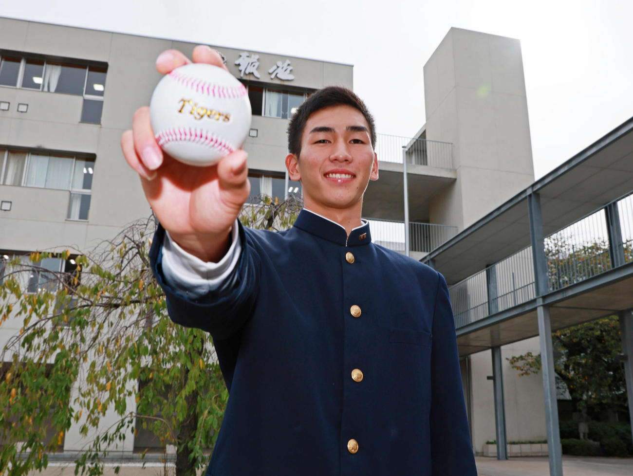阪神から指名あいさつを受け、笑顔でポーズを決める報徳学園・今朝丸（撮影・清水貴仁）