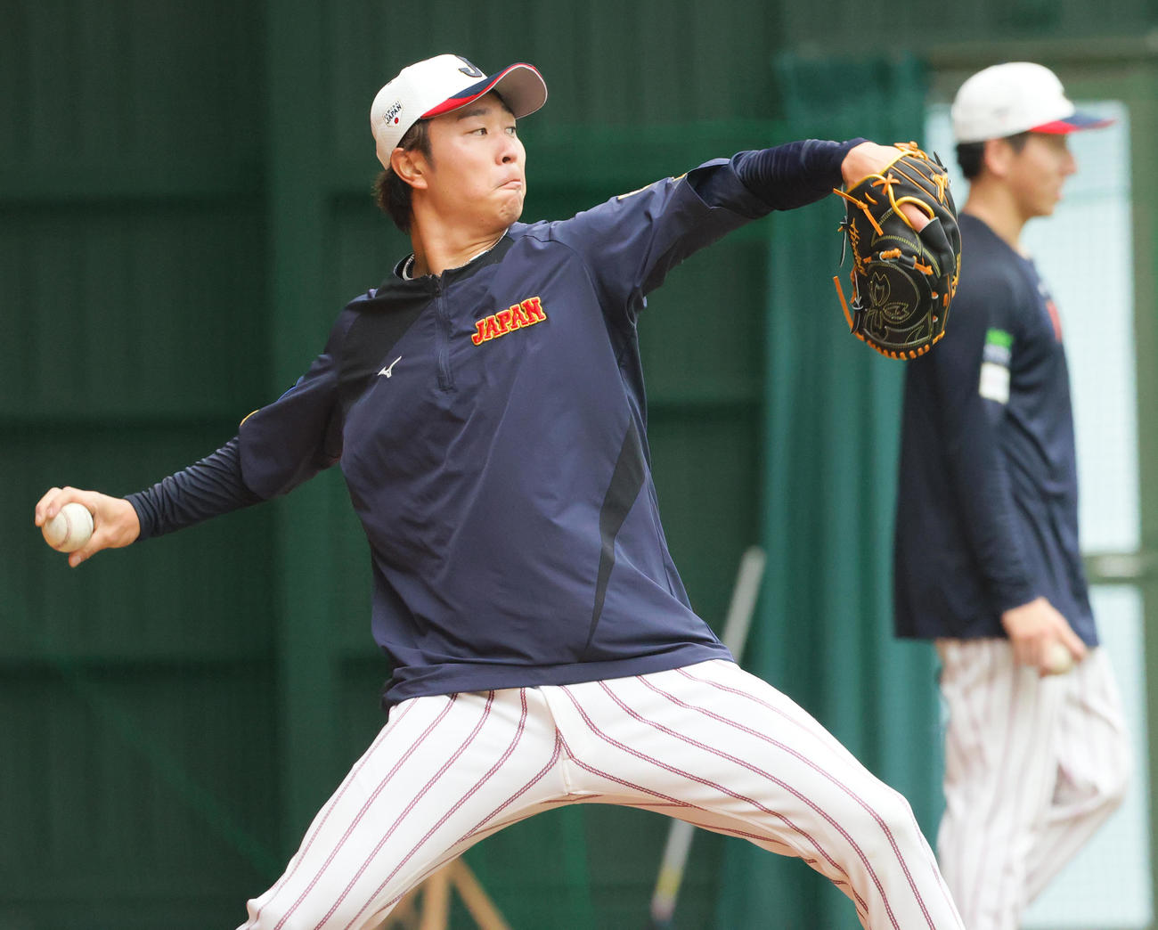 ブルペンで投球する中日高橋。奥は巨人大勢（撮影・上山淳一）