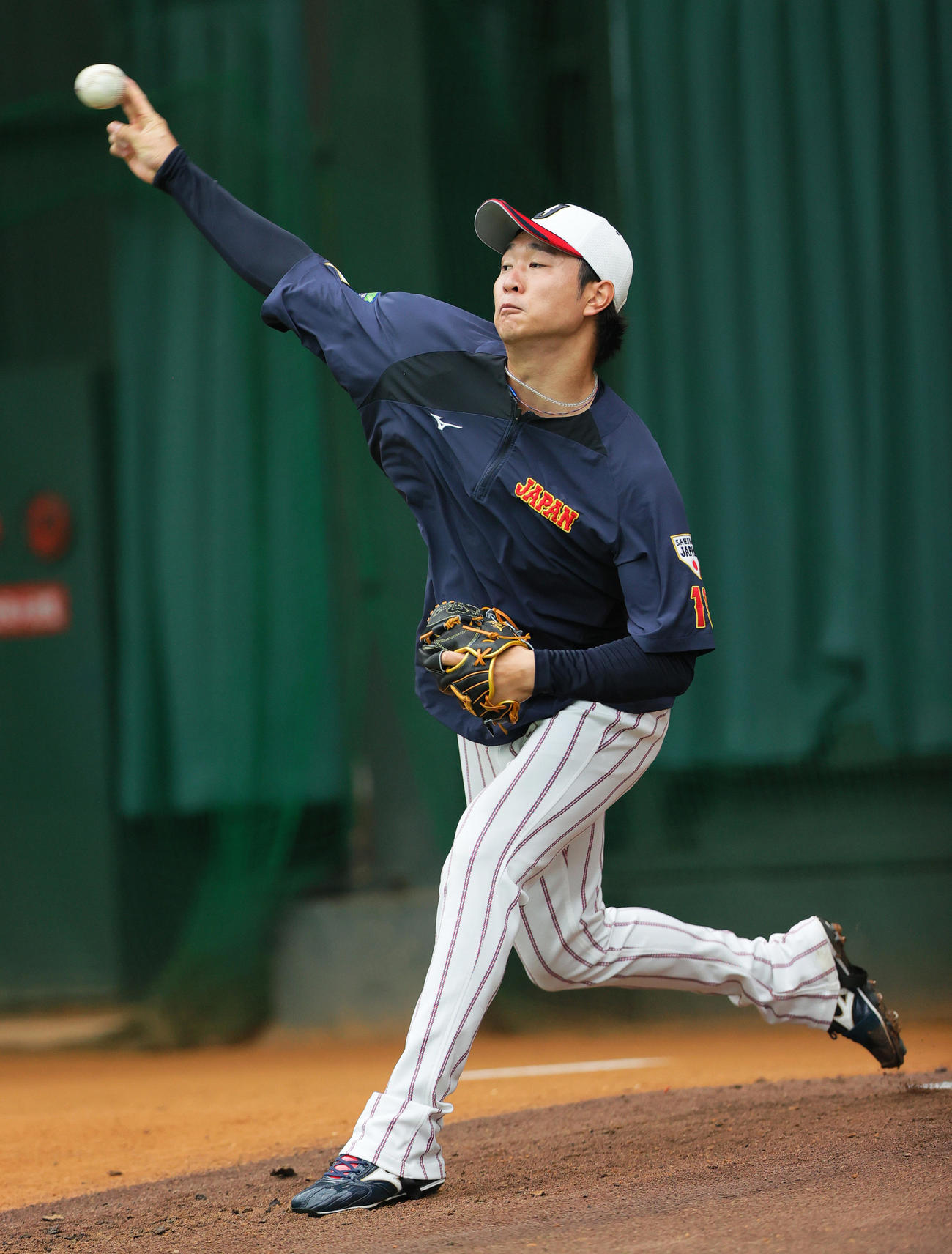 ブルペンで投球する中日高橋（撮影・上山淳一）