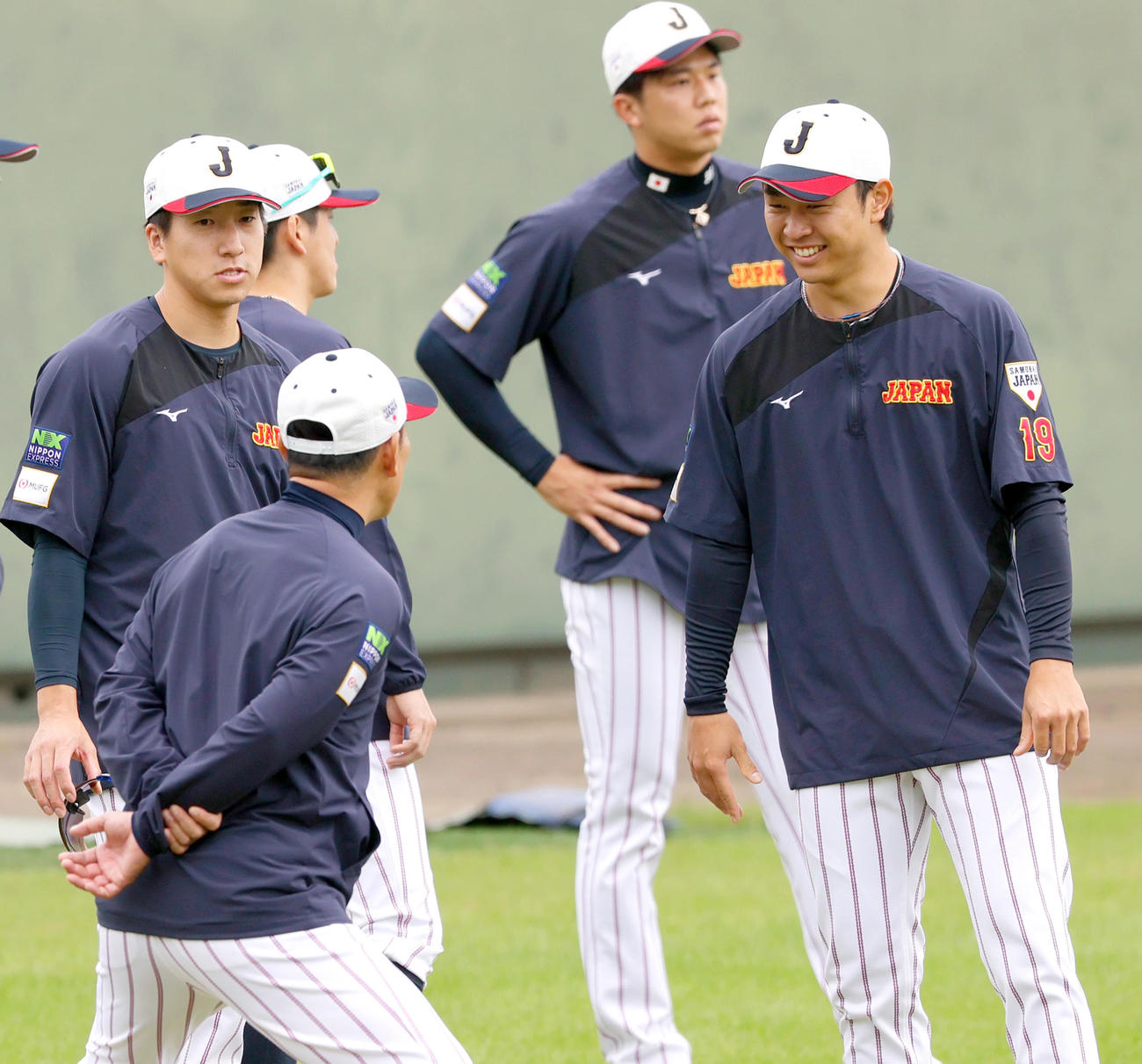 井端監督（手前）と笑顔で話す中日高橋（右）と巨人大勢。奥は阪神才木（撮影・上山淳一）