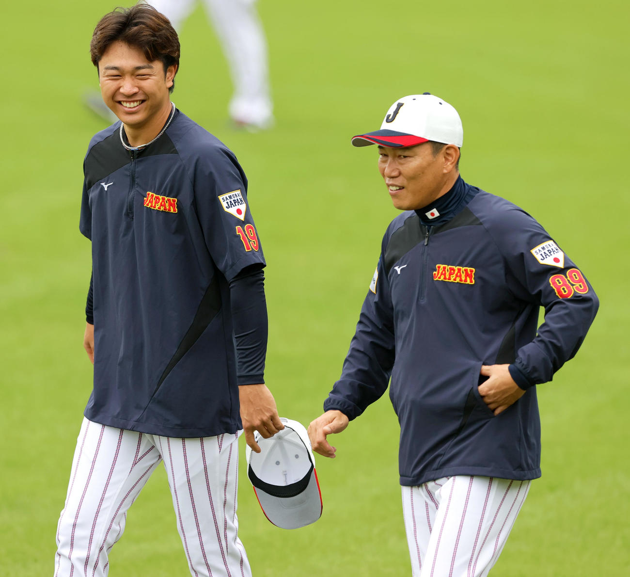 井端監督（右）と笑顔で話す中日高橋（撮影・上山淳一）