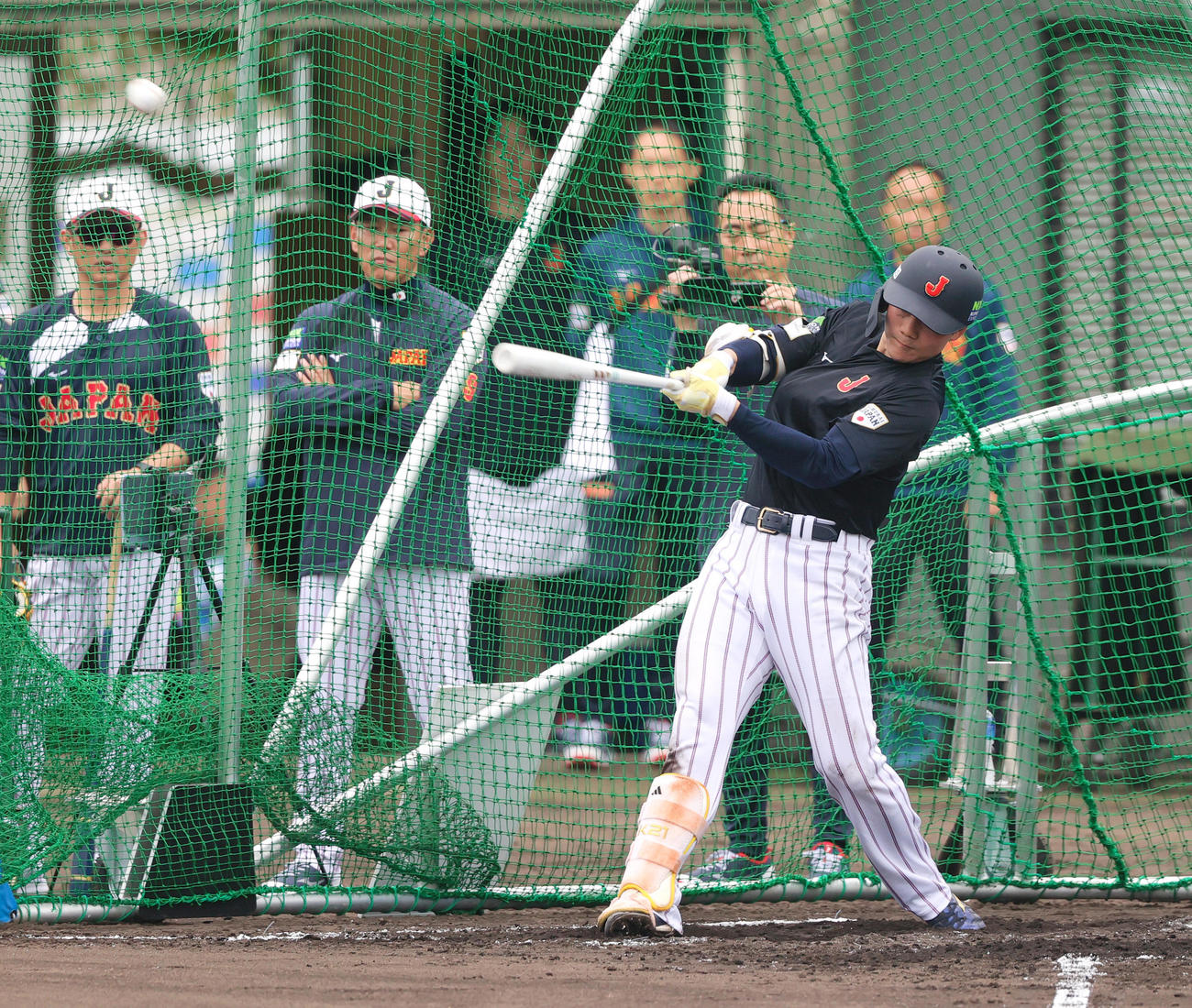 日本ハム清宮（右）はフリー打撃でスコアボード直撃させる。左から2人目は井端監督（撮影・上山淳一）
