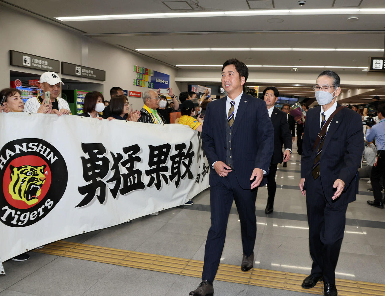 阪神藤川監督は秋季キャンプの地高知に入り空港で横断幕の歓迎を受ける（撮影・加藤哉）