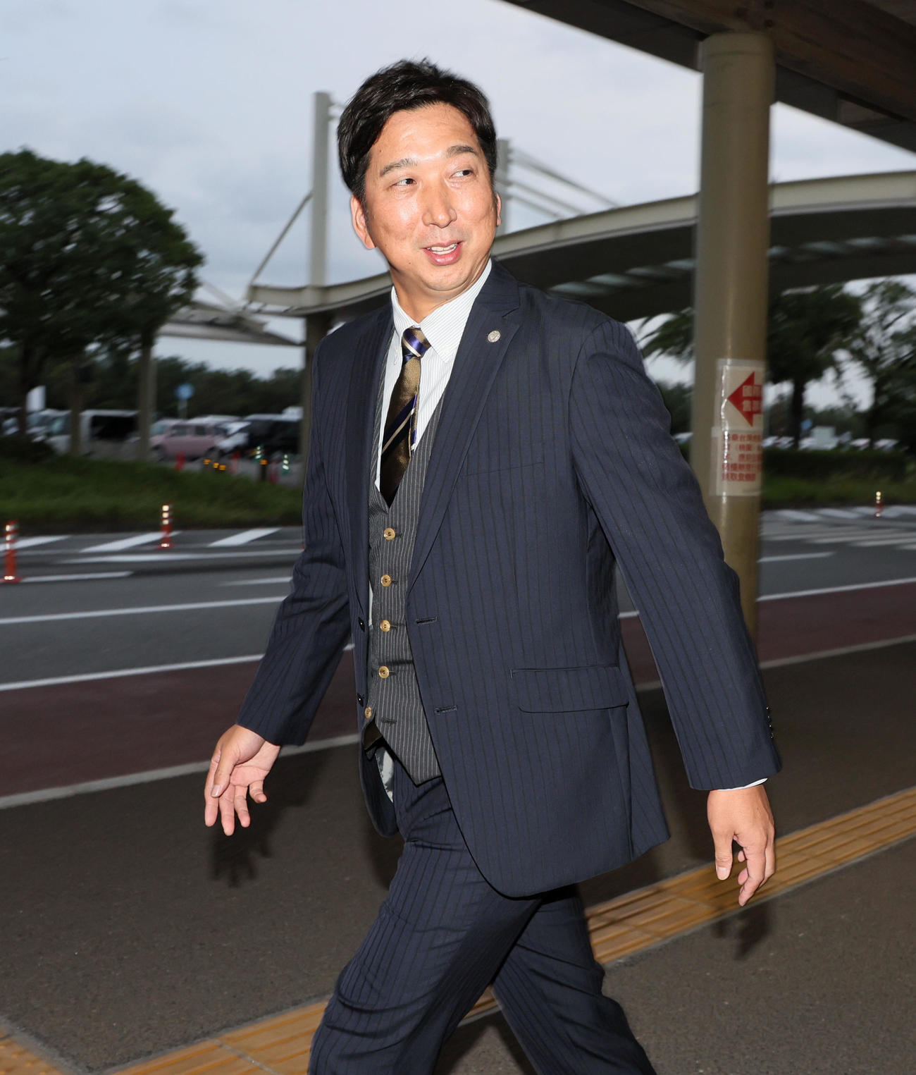 秋季キャンプを前に空路高知入りした藤川監督（撮影・加藤哉）