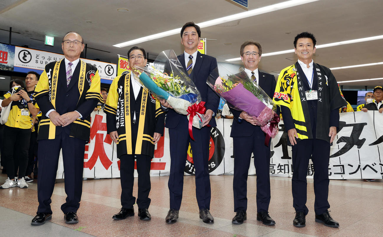 高知龍馬空港に到着し、歓迎セレモニーを受ける阪神藤川監督（中央）。左から2人目は横山安芸市長、右から2人目は阪神粟井球団社長（撮影・前田充）