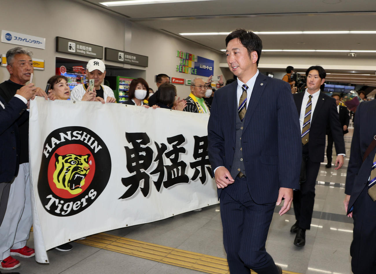 秋季キャンプを前に空路高知入りした藤川監督（撮影・加藤哉）
