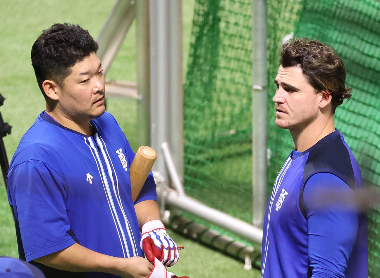 ソフトバンク対DeNA　試合前、言葉を交わすDeNA筒香（左）とオースティン（撮影・河田真司）