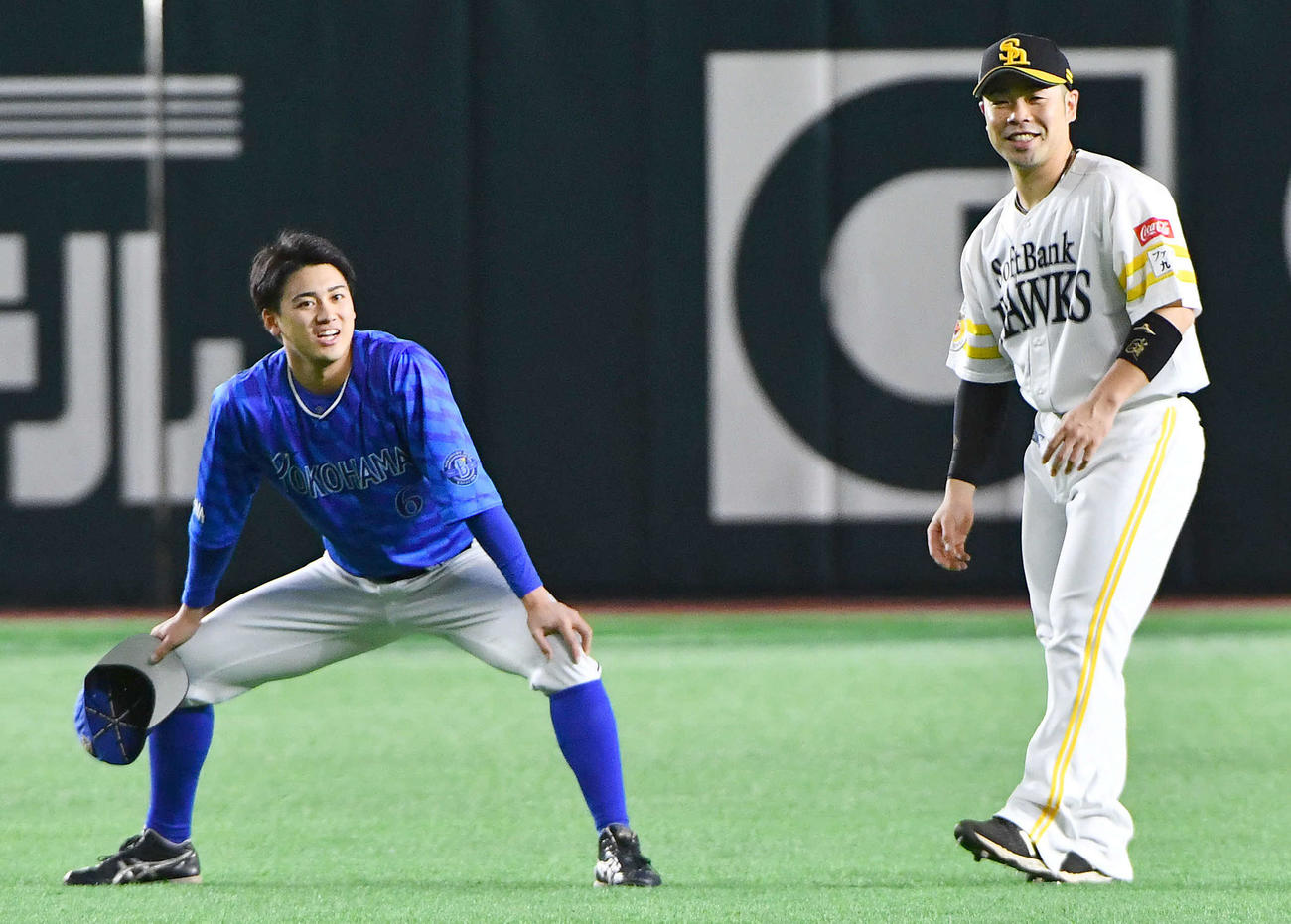 ソフトバンク対DeNA　試合前、DeNA森敬（左）と談笑するソフトバンク近藤（撮影・岩下翔太）