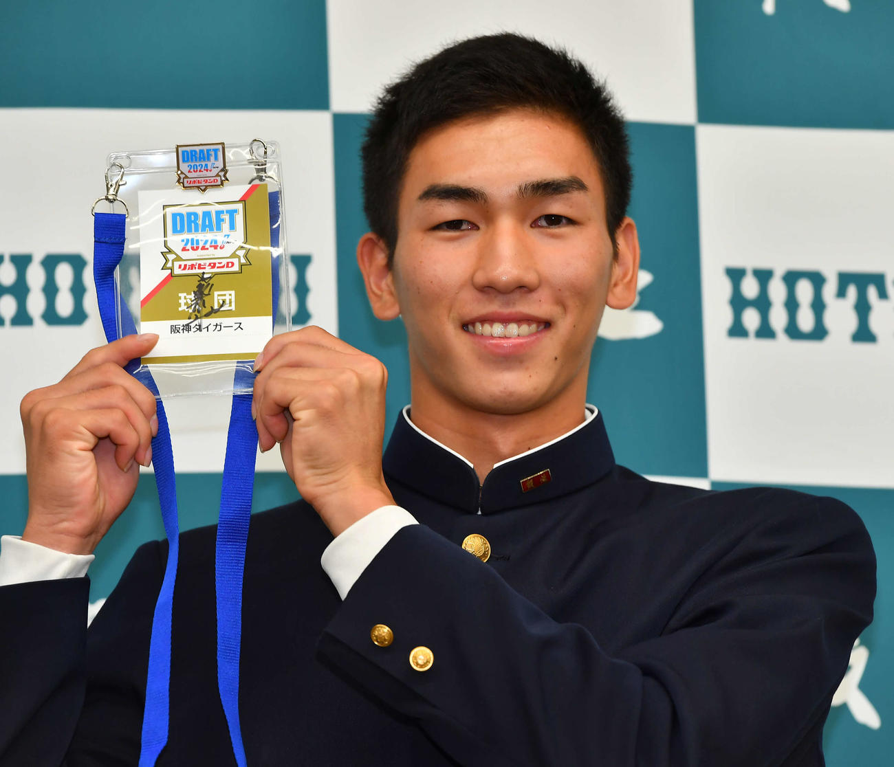 阪神からの指名あいさつを受け、報徳学園・今朝丸は藤川監督サイン入りのドラフト会議パスを手に笑顔（撮影・清水貴仁）