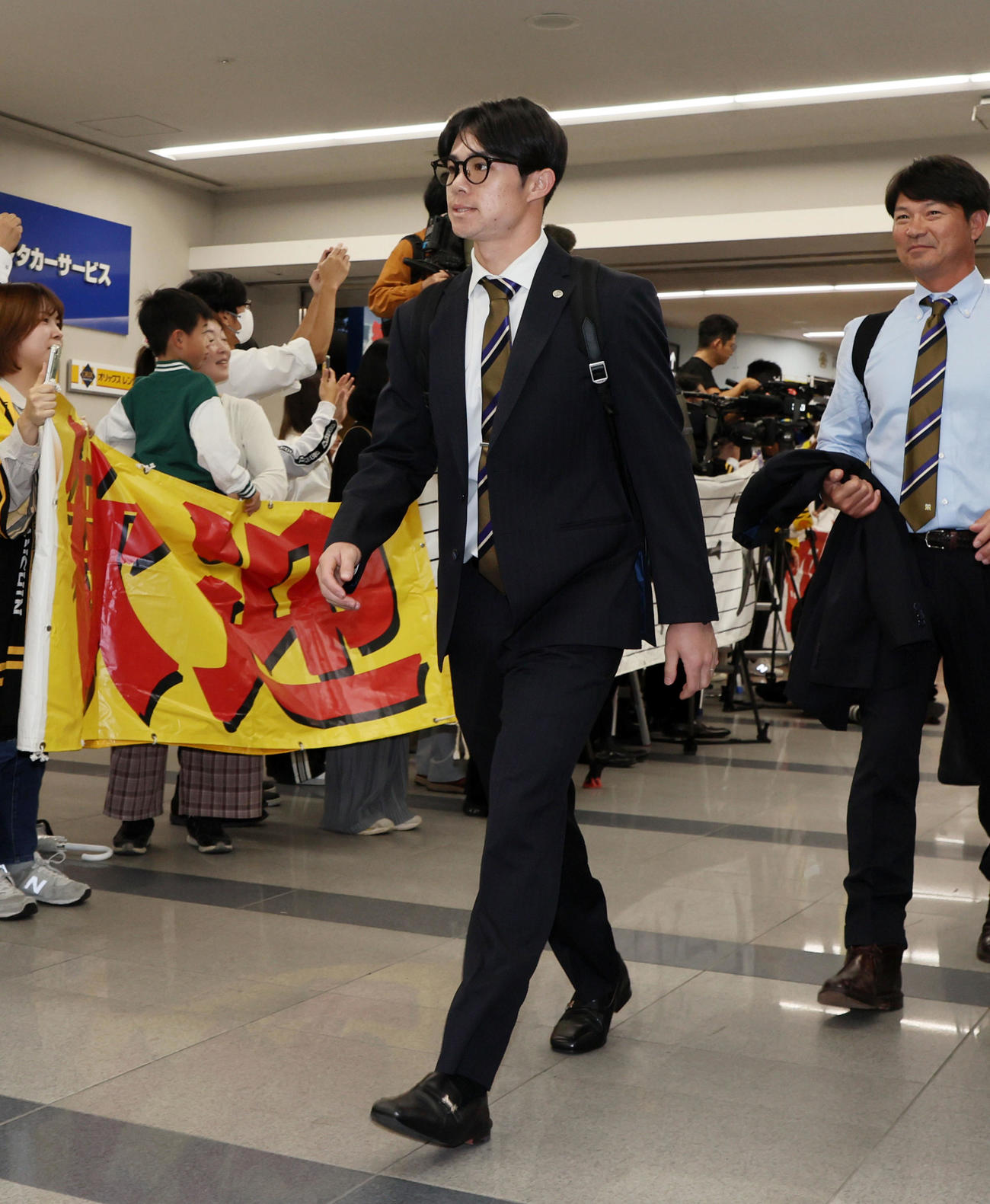 秋季キャンプを前に空路高知入りした中野（撮影・加藤哉）