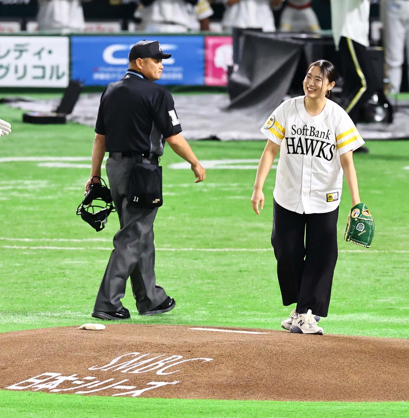 ソフトバンク対DeNA　始球式を務めた2024年パリ五輪フェンシング女子サーブル銅メダリストの福島史帆実さんは笑顔を見せる（撮影・上田博志）