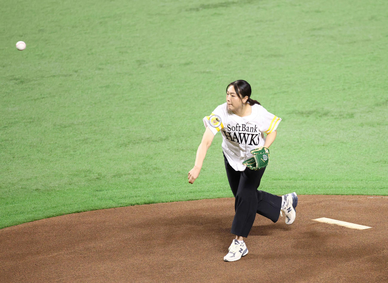 ソフトバンク対DeNA　　開始前、始球式を務めるパリ五輪フェンシング女子サーブル団体銅メダルの福島（撮影・河田真司）