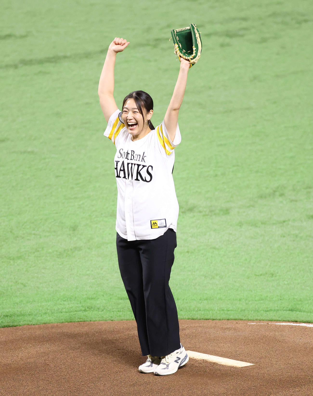 ソフトバンク対DeNA　　開始前、始球式を務めるパリ五輪フェンシング女子サーブル団体銅メダルの福島（撮影・河田真司）