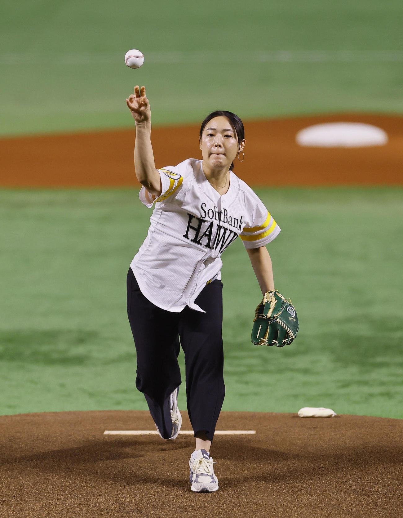 ソフトバンク対DeNA　始球式を務めた、パリ五輪フェンシング女子サーブル団体銅メダリストの福島史帆実（撮影・藤尾明華）