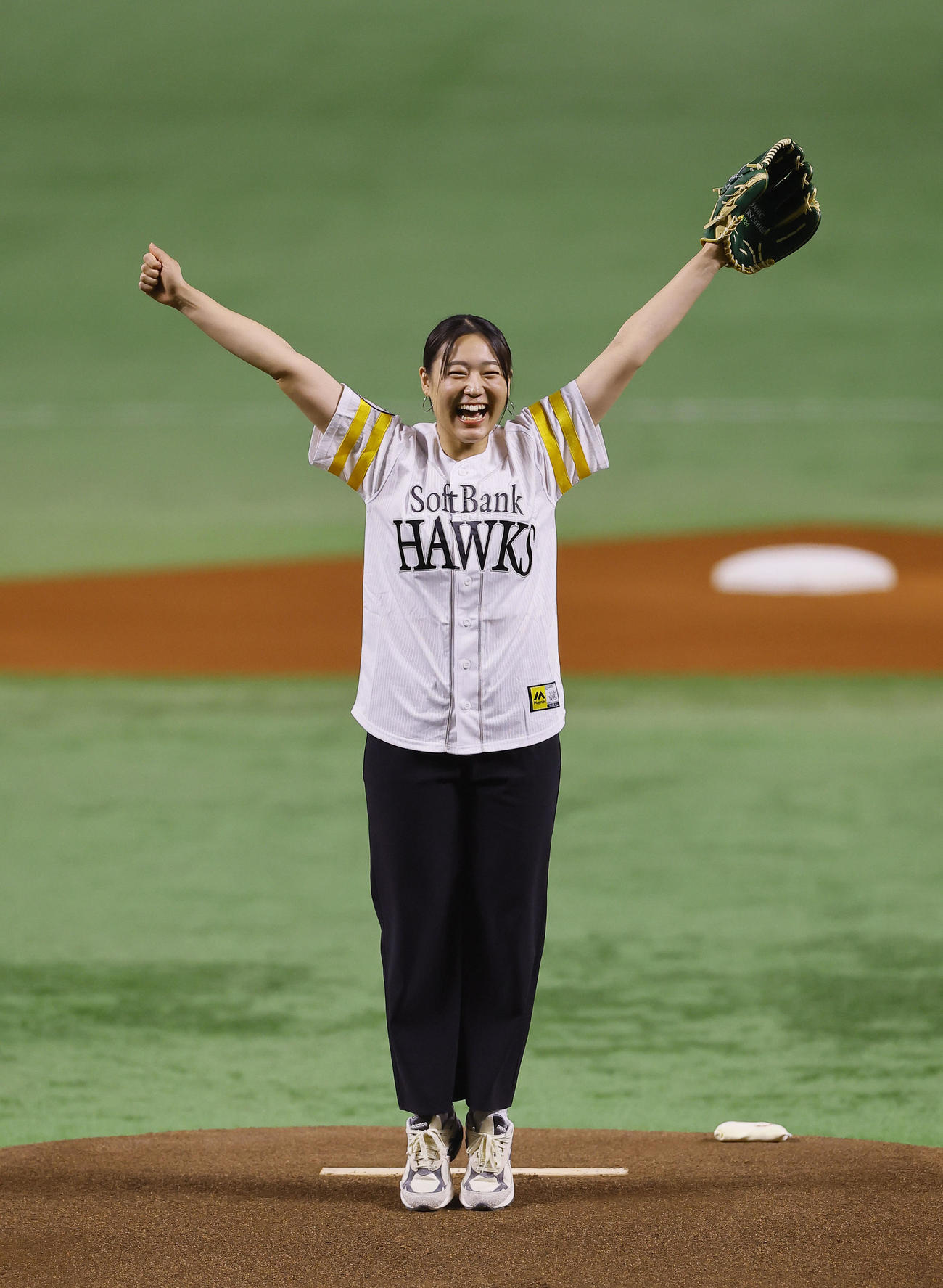 ソフトバンク対DeNA　始球式を務めた、パリ五輪フェンシング女子サーブル団体銅メダリストの福島史帆実（撮影・藤尾明華）