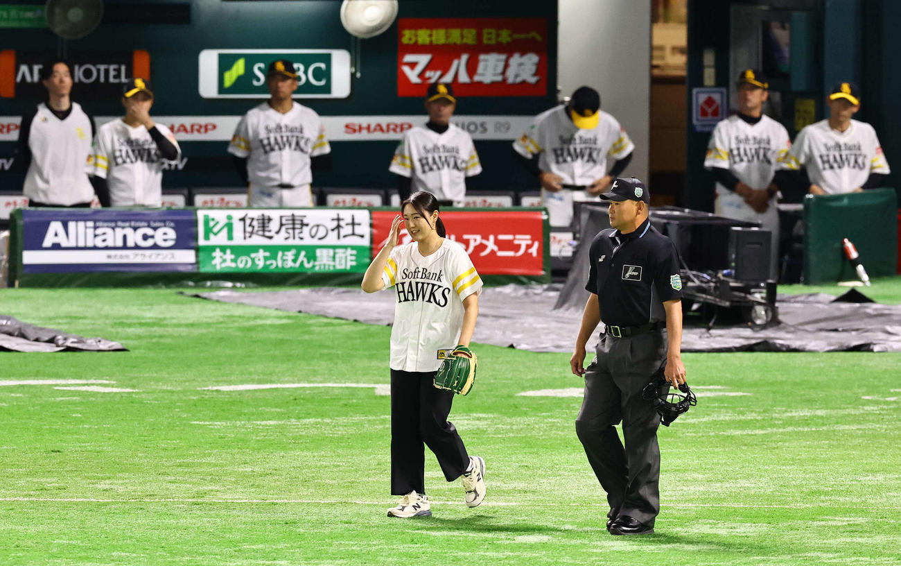 ソフトバンク対DeNA　始球式を務めたソフトバンク対DeNA　始球式を務めた2024年パリ五輪フェンシング女子サーブル銅メダリストの福島史帆実さん（撮影・上田博志）